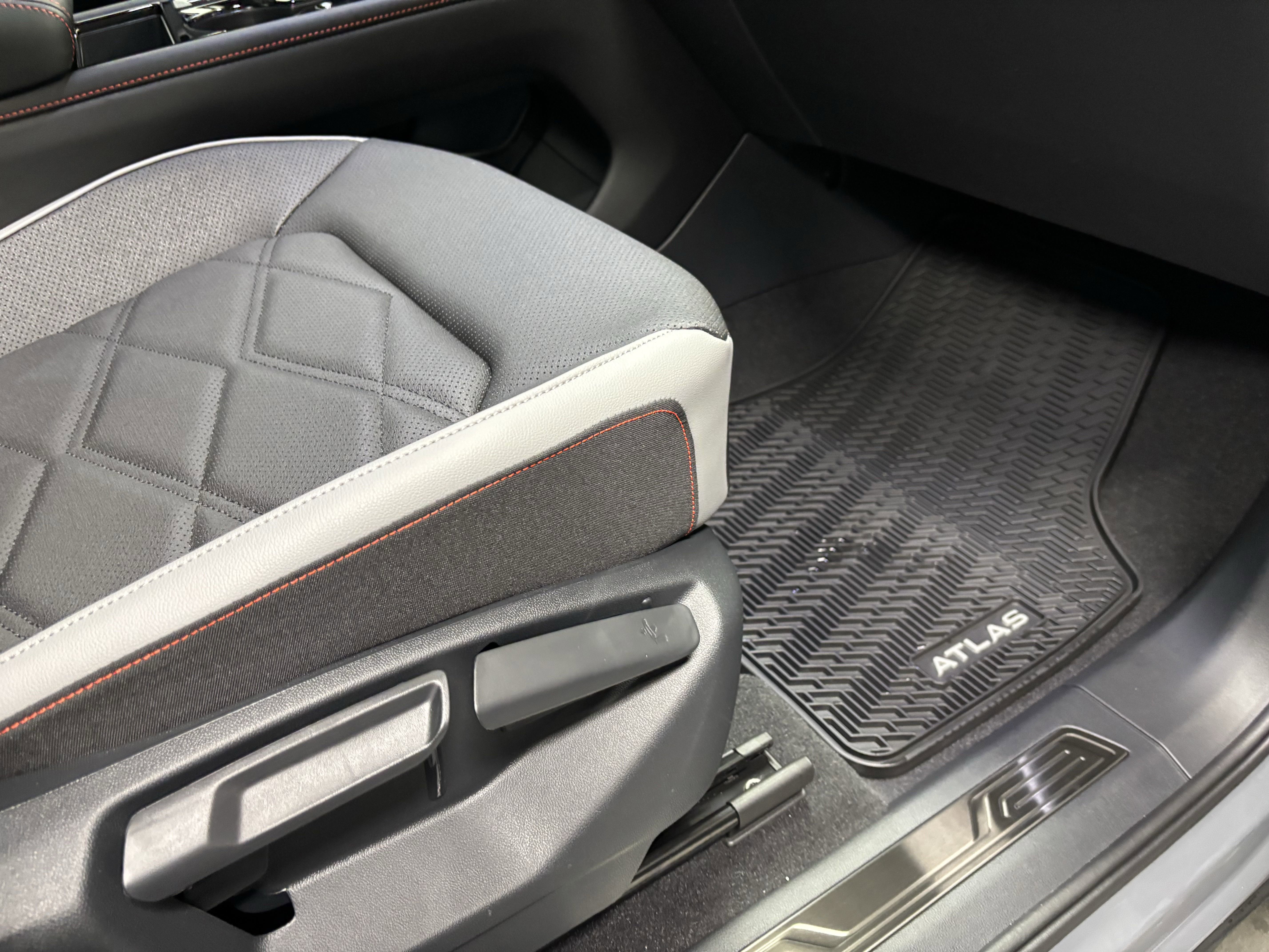 New 2025 Volkswagen Atlas Peak Edition SE image 11