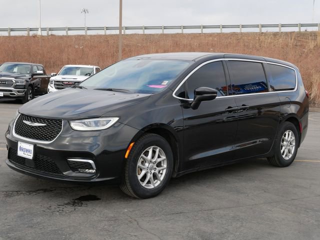Used 2023 Chrysler Pacifica Touring-L FWD image 2