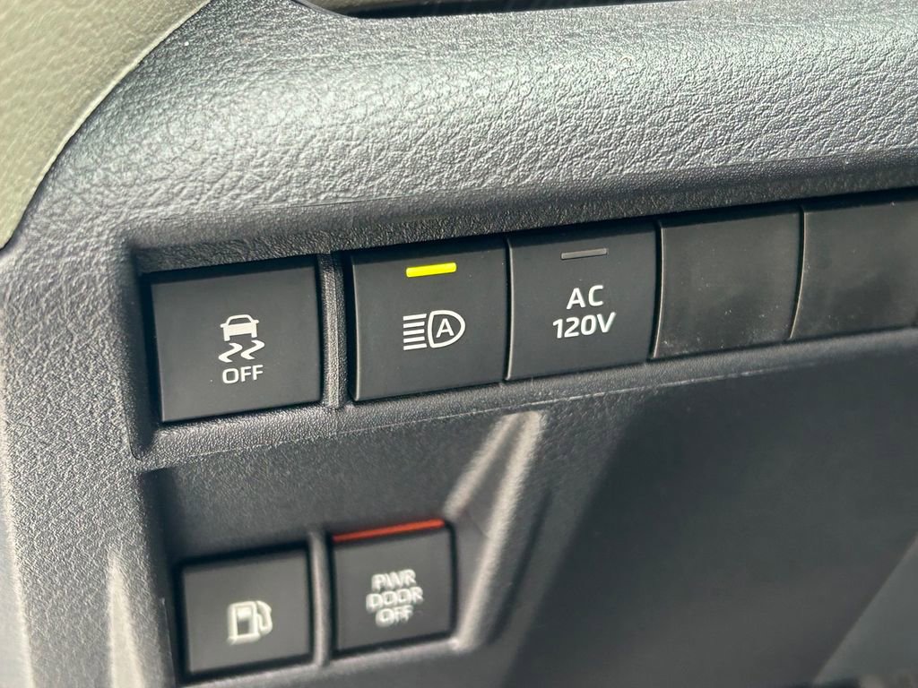 Used 2026 Toyota Sienna Limited image 32