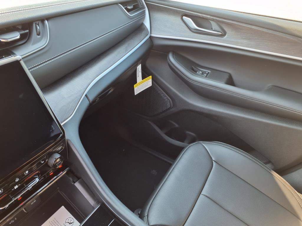 New 2025 Jeep Grand Cherokee L Limited w/ Luxury Tech Group II image 17