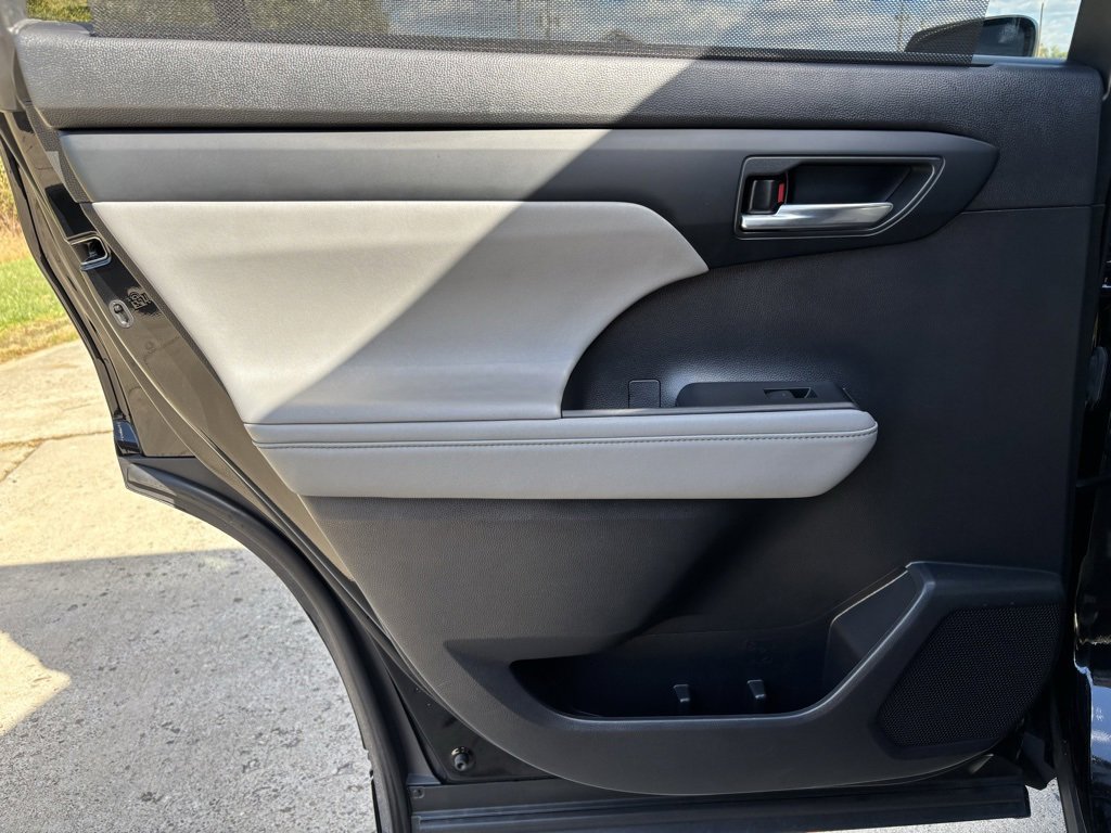 Used 2022 Toyota Highlander XLE image 24