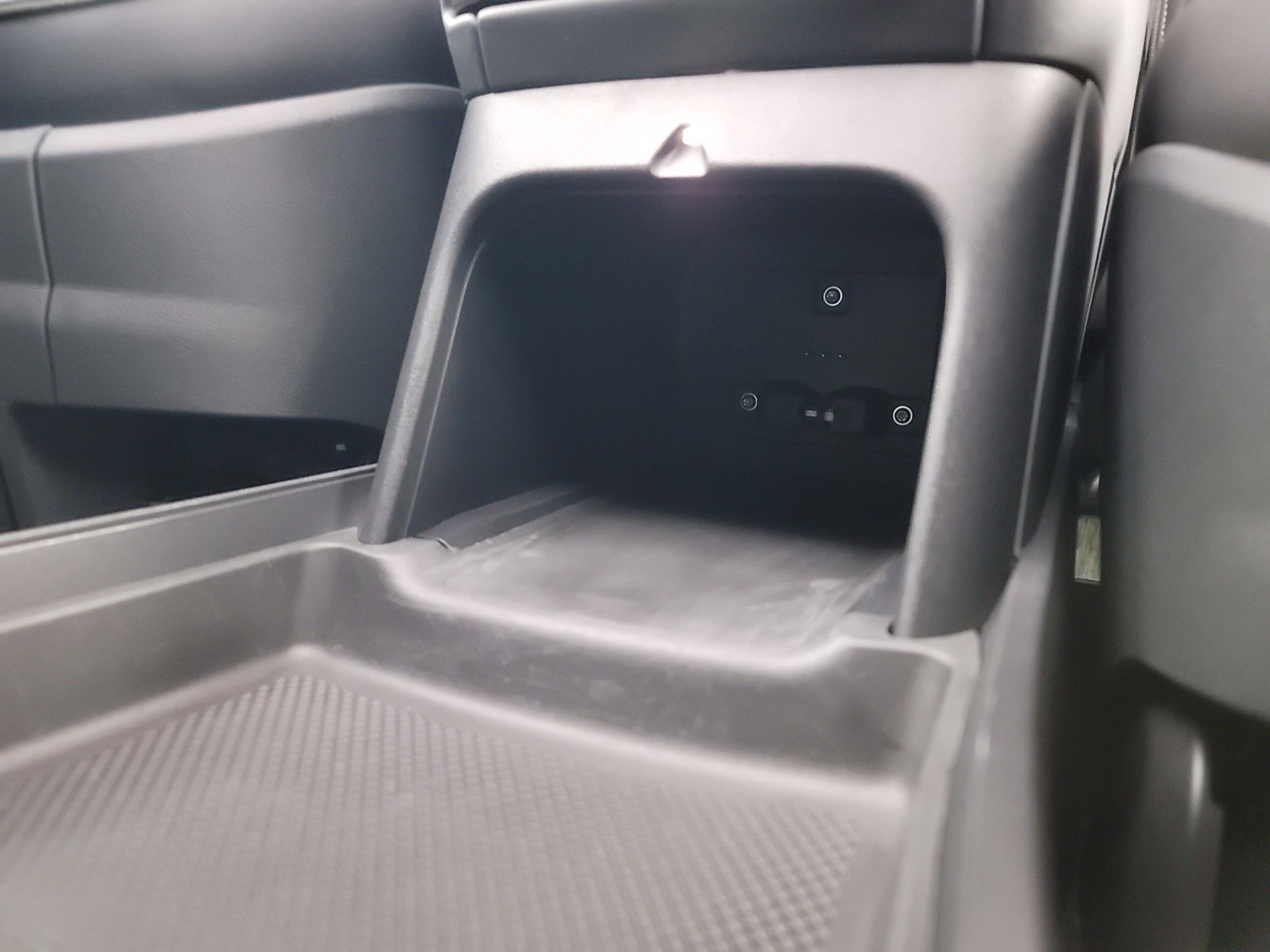 Used 2024 Rivian R1S Adventure image 33