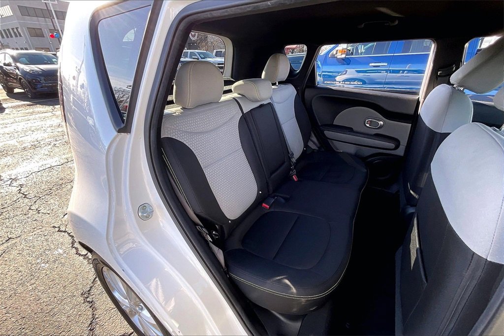 Used 2016 Kia Soul + image 18