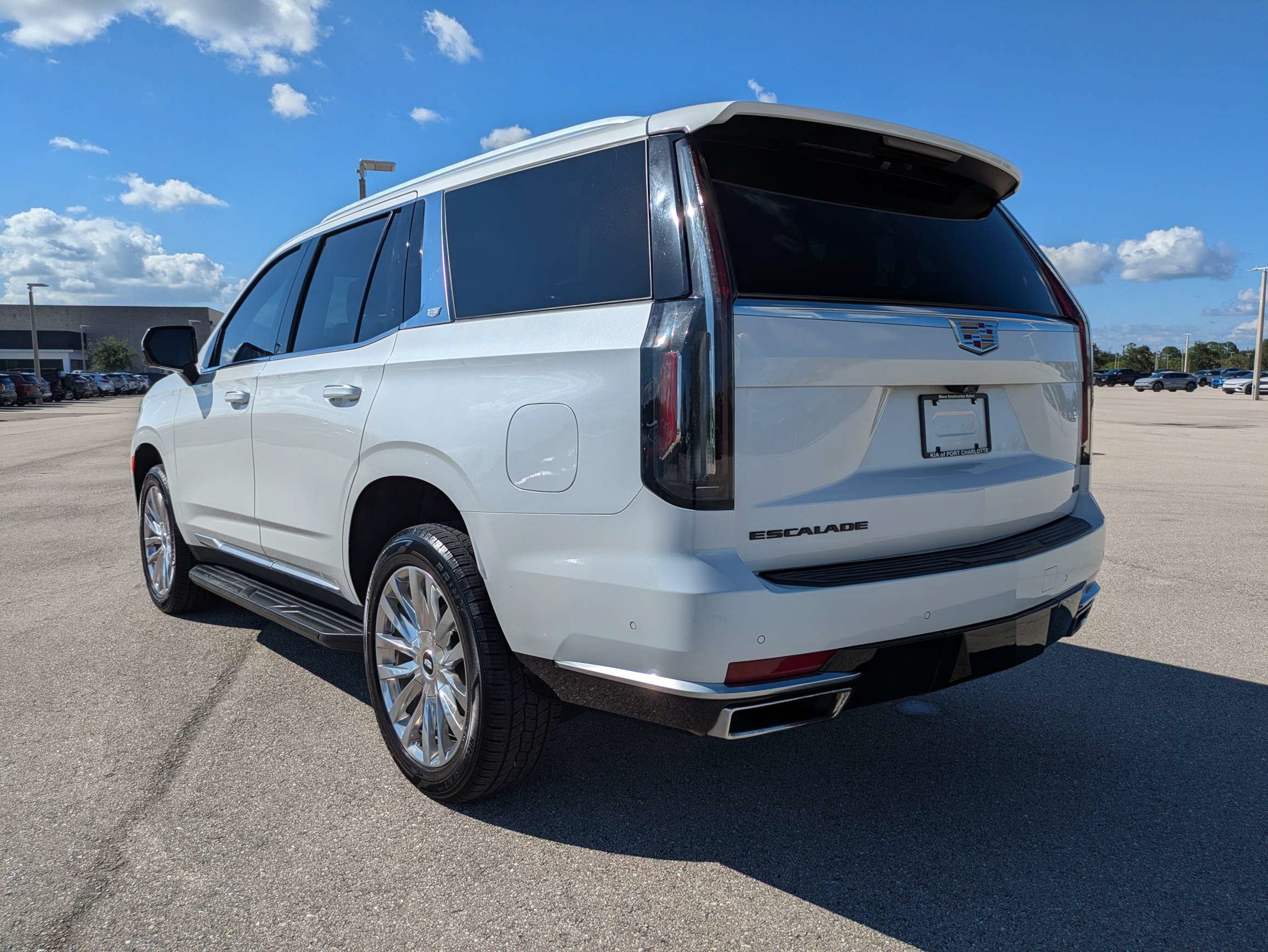 Used 2022 Cadillac Escalade Premium Luxury AWD/4WD image 6
