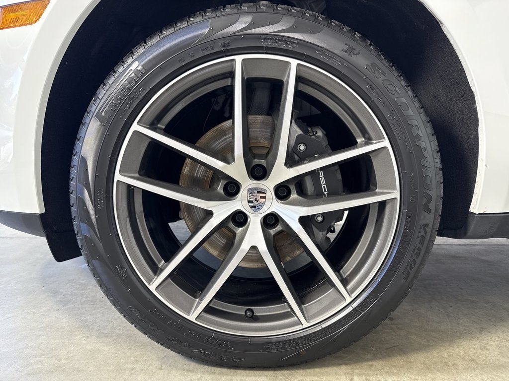Certified 2025 Porsche Macan AWD/4WD image 13
