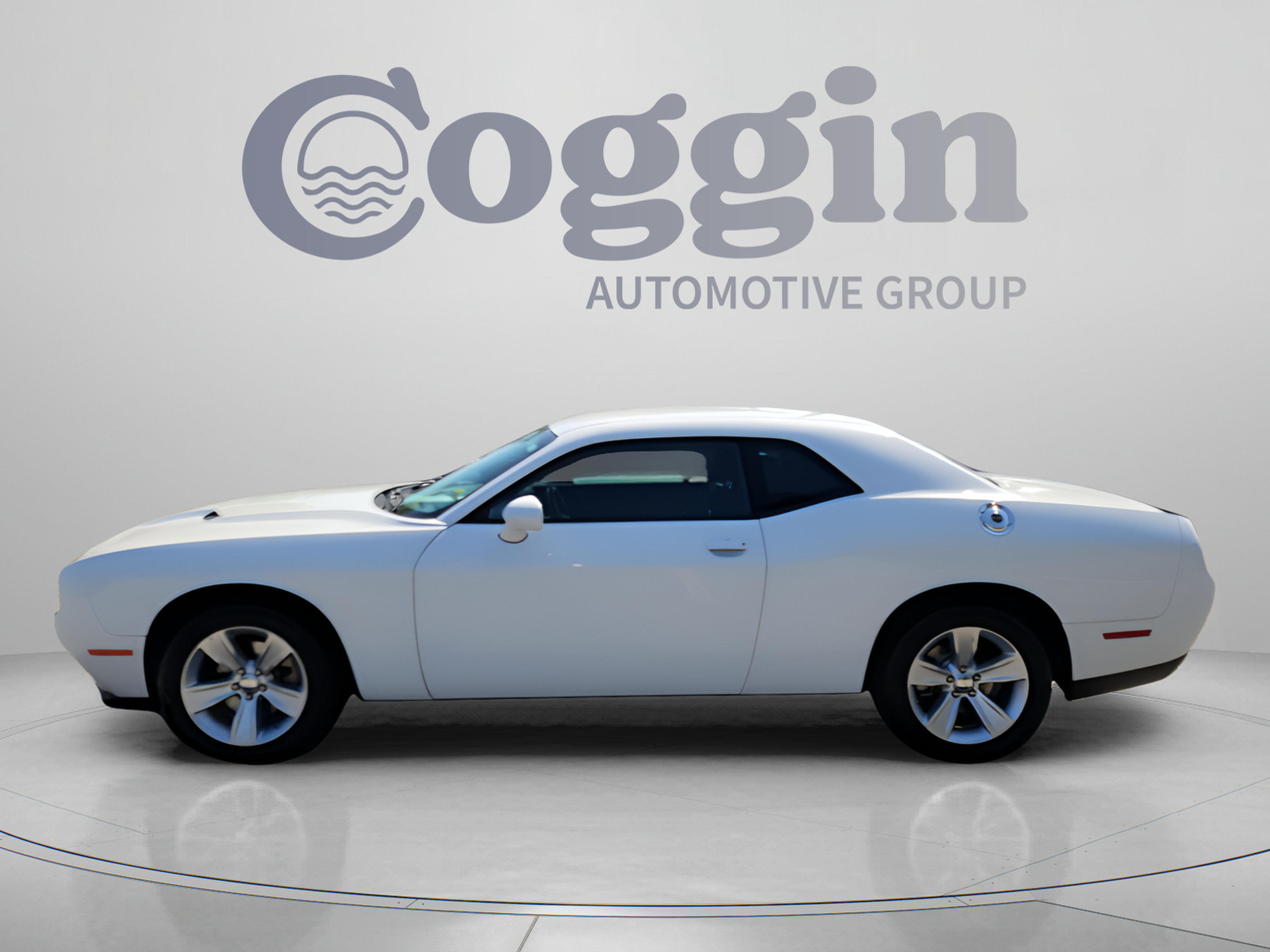 Used 2023 Dodge Challenger SXT RWD image 2