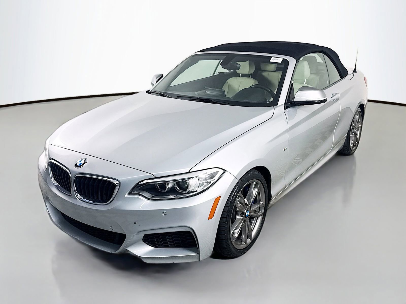 Used 2016 BMW M235i Convertible image 3