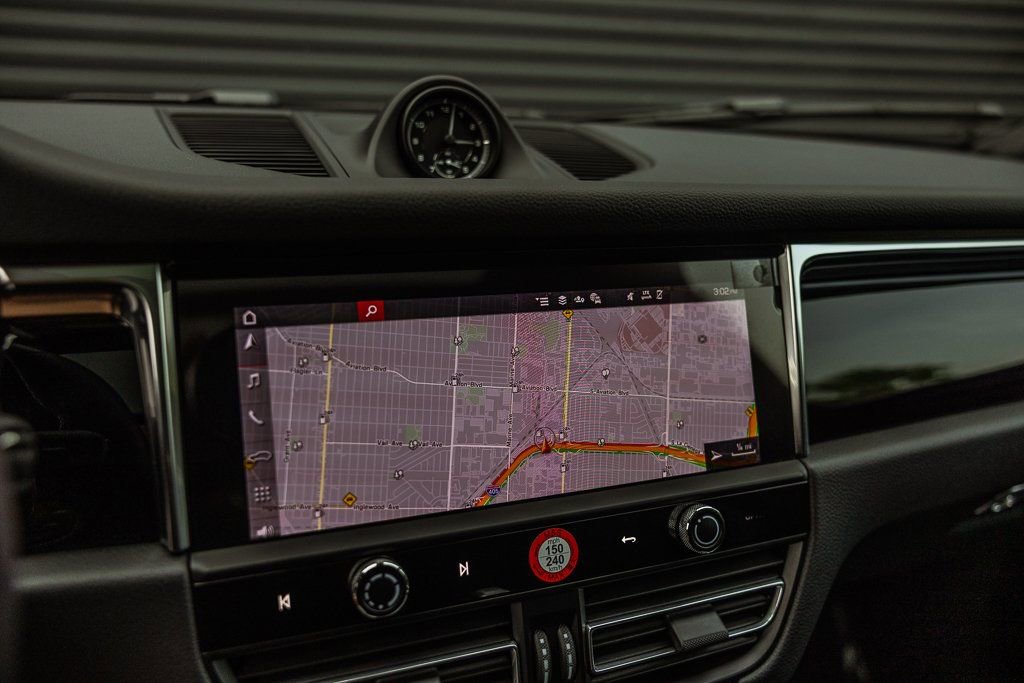Certified 2025 Porsche Macan image 21