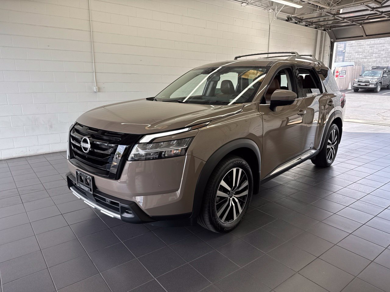 Used 2025 Nissan Pathfinder Platinum AWD/4WD image 4