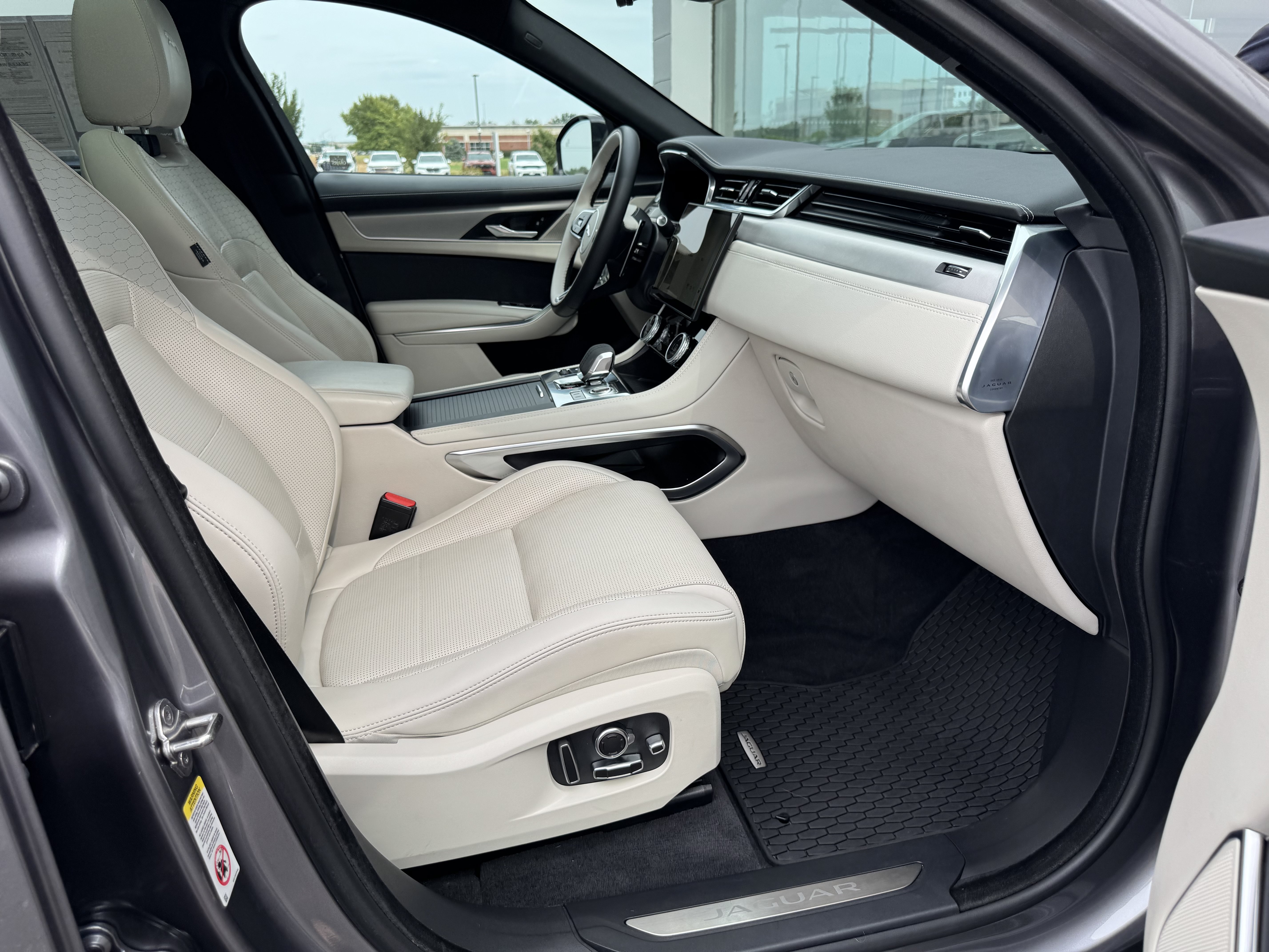 Certified 2024 Jaguar F-PACE R-Dynamic S AWD/4WD image 3