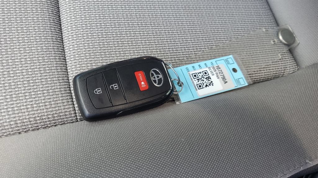 Used 2025 Toyota Prius LE FWD image 9