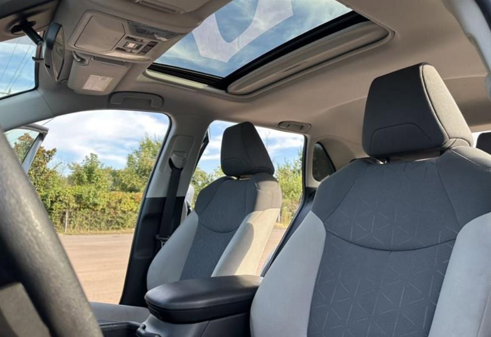 Used 2022 Toyota RAV4 XLE image 7