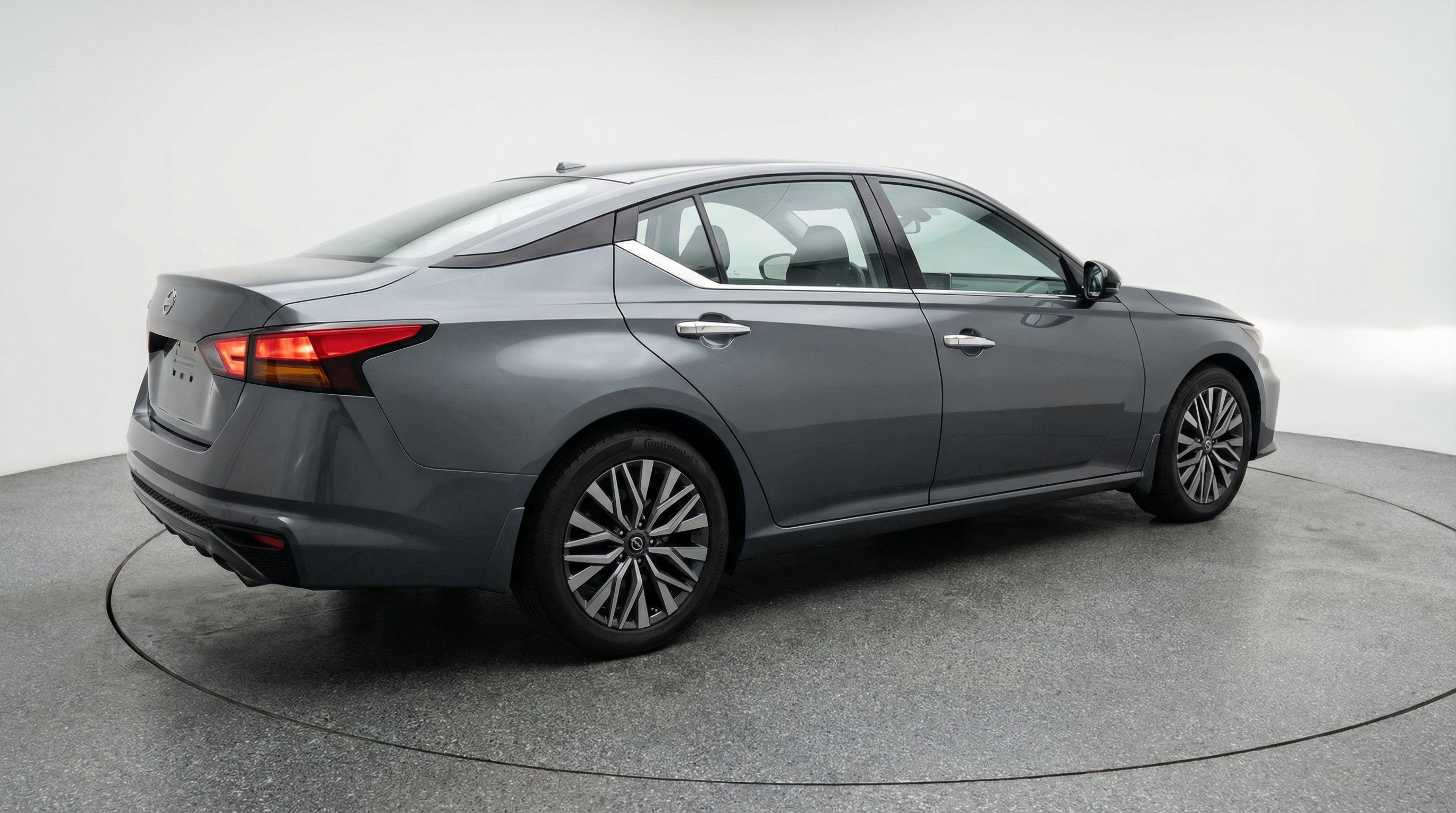 Used 2025 Nissan Altima 2.5 SV FWD image 9