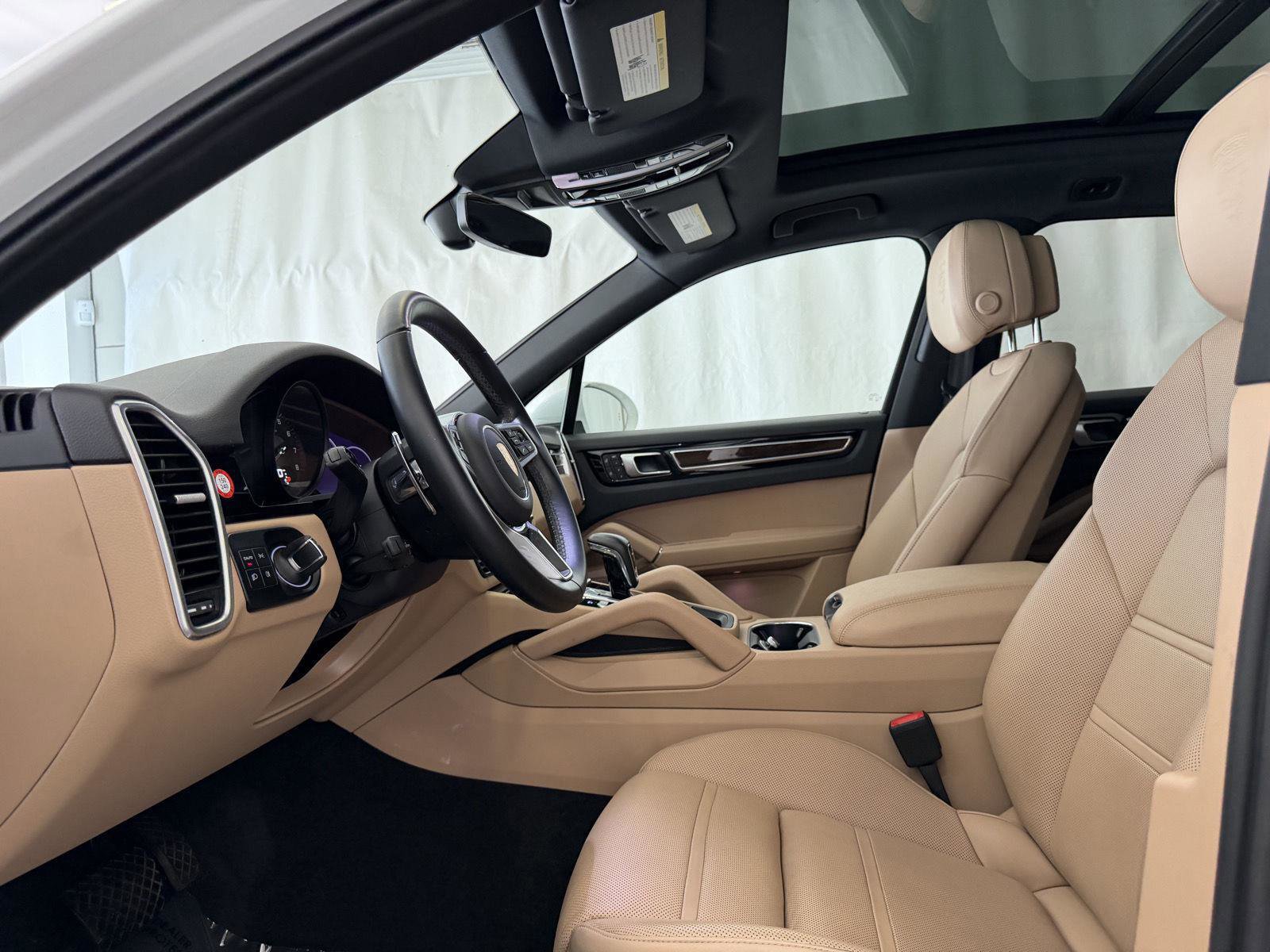 Certified 2023 Porsche Cayenne Platinum Edition image 5