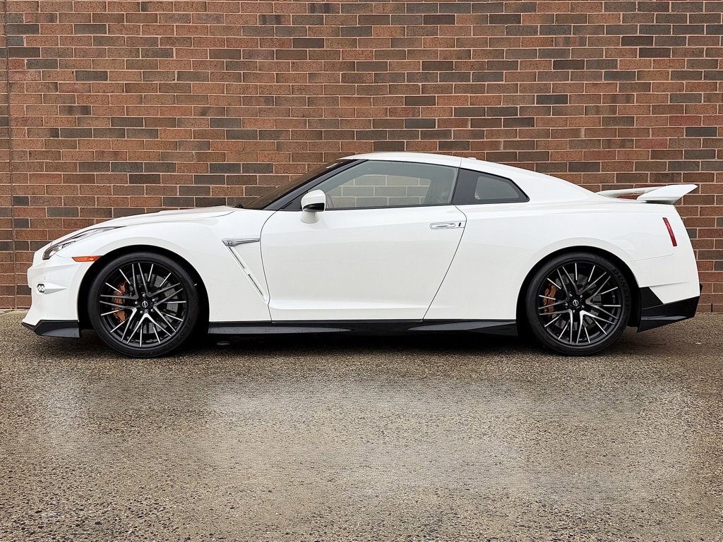 Used 2024 Nissan GT-R Premium w/ Premium Interior Package image 2