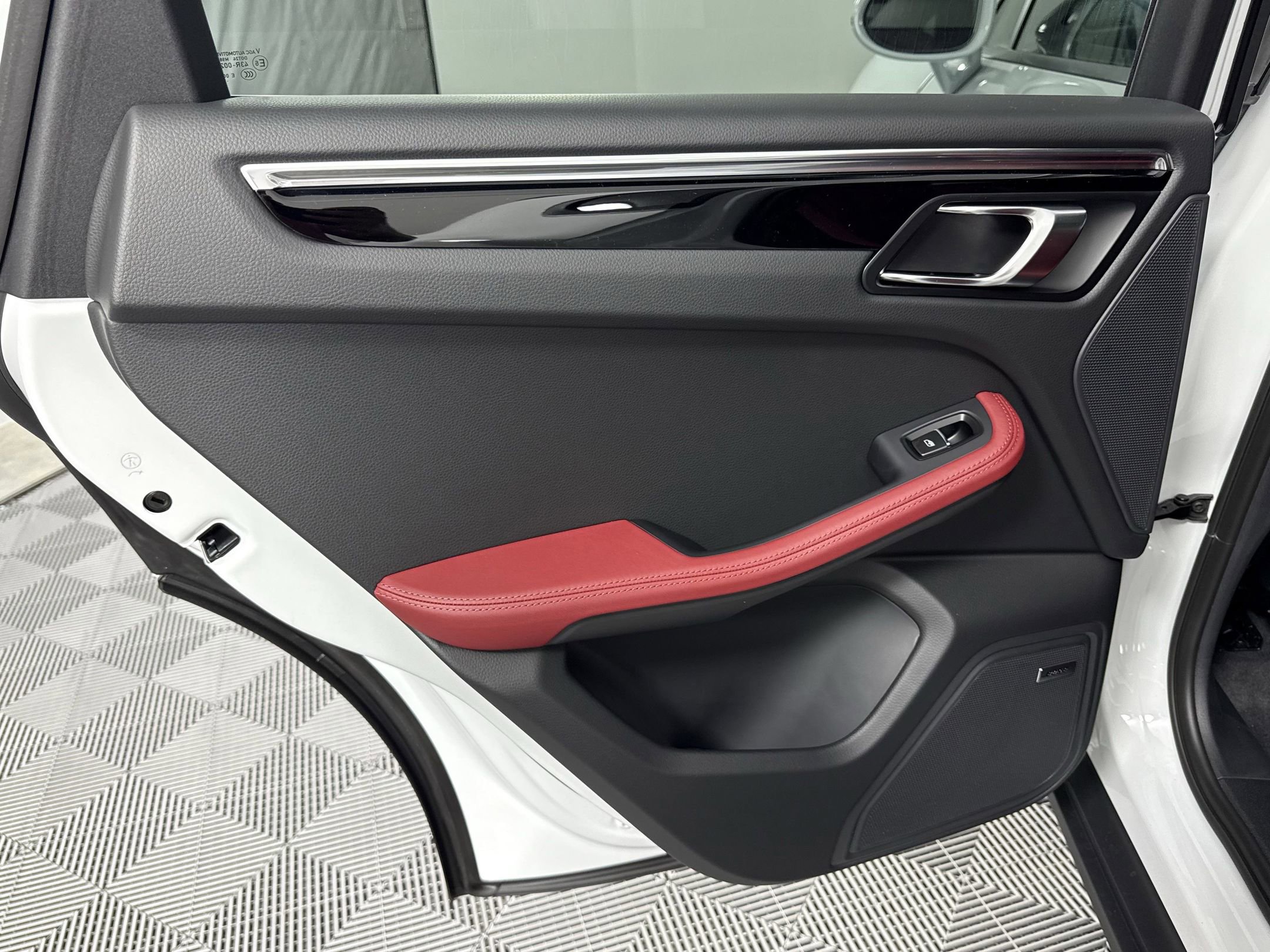 New 2025 Porsche Macan image 28