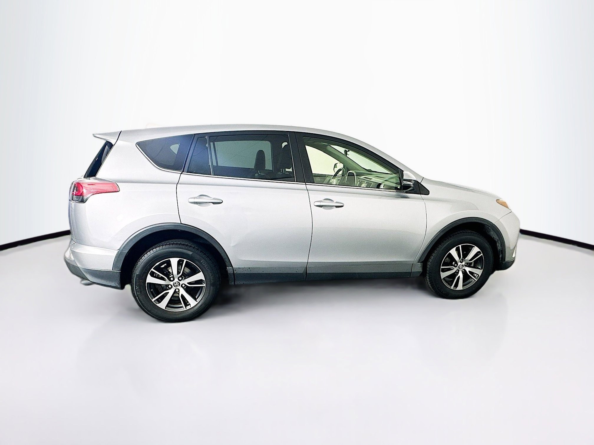 Used 2018 Toyota RAV4 XLE w/ All Weather Liner Package AWD/4WD image 10