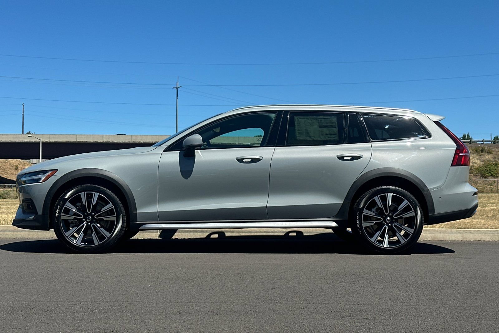 New 2026 Volvo V60 B5 Cross Country Ultra w/ Climate Package AWD/4WD image 6