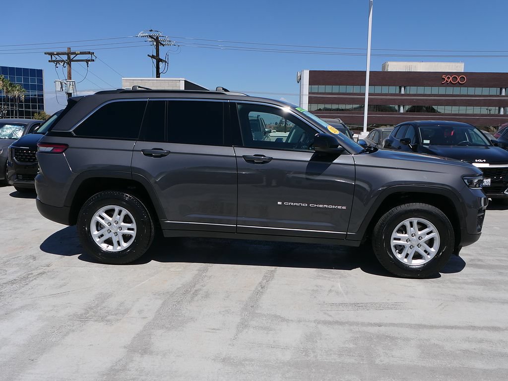 Used 2025 Jeep Grand Cherokee Laredo RWD image 2