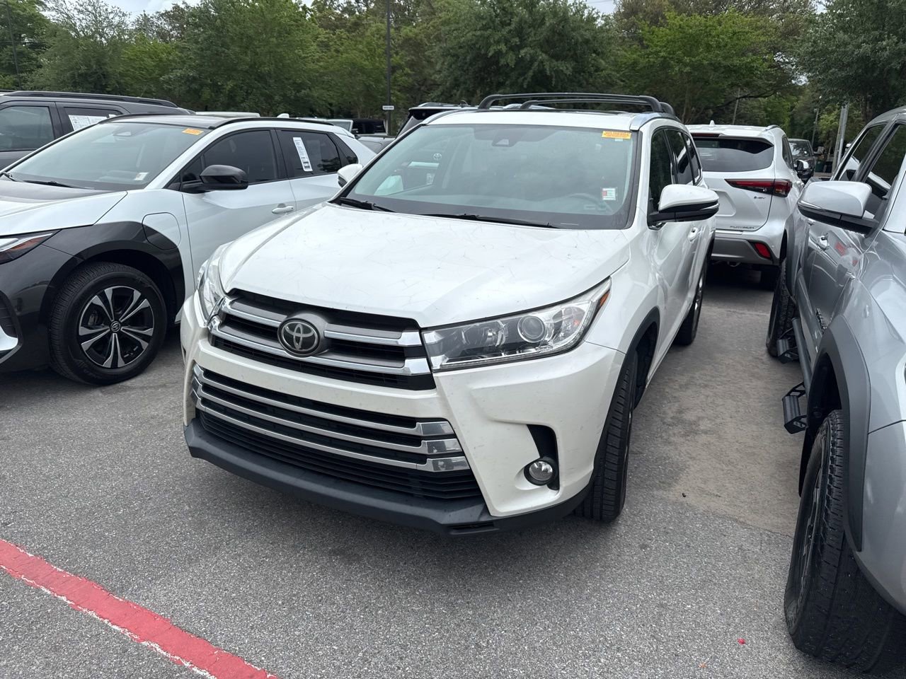 Used 2017 Toyota Highlander Limited FWD image 1