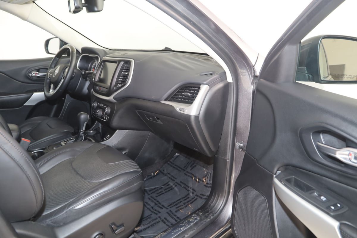 Used 2018 Jeep Cherokee Overland AWD/4WD image 37