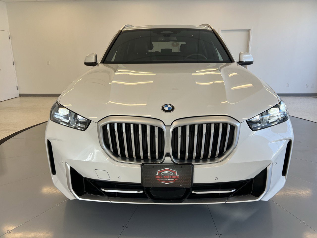 Used 2024 BMW X5 xDrive40i w/ Premium Package image 2