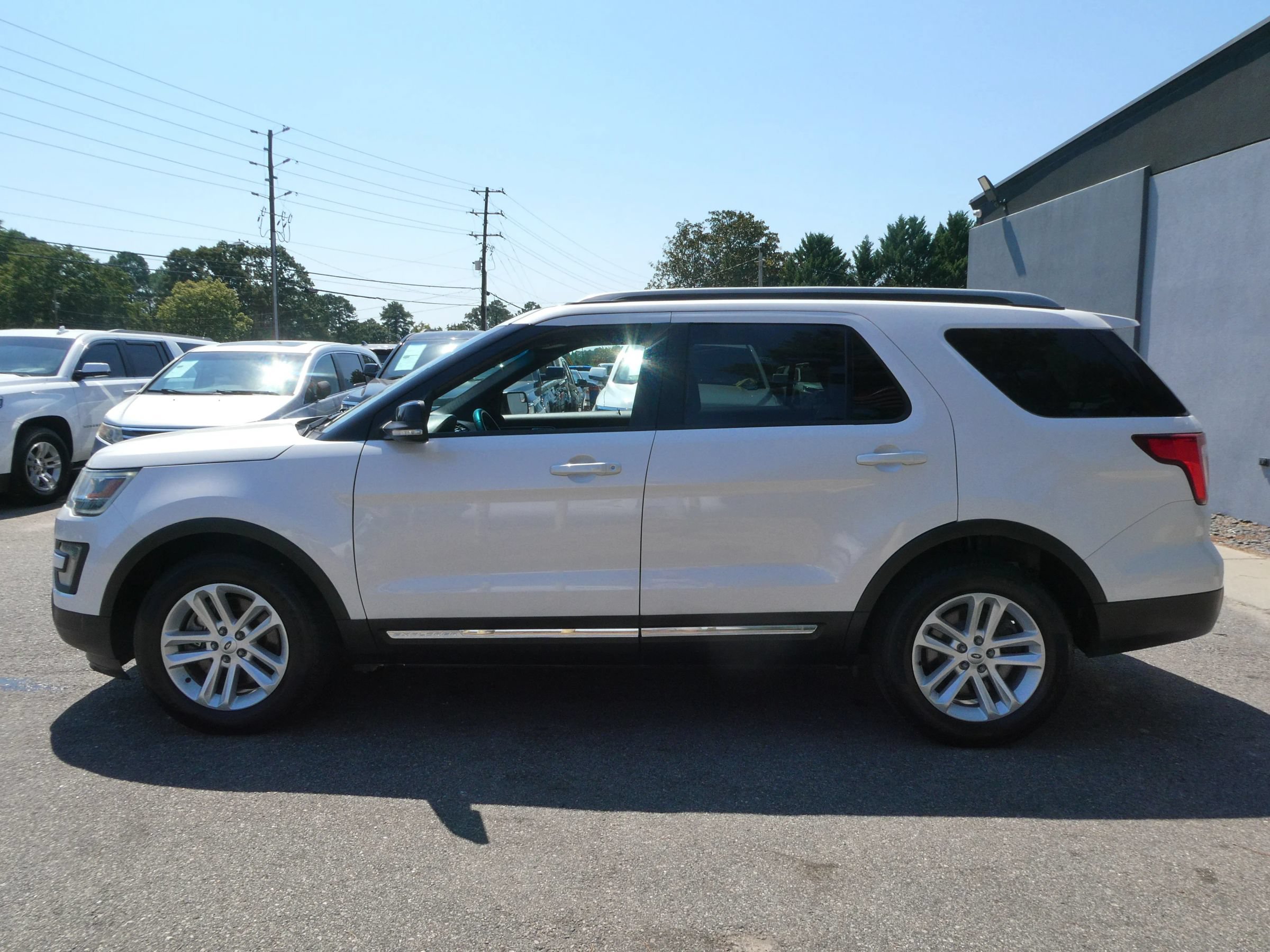 Used 2017 Ford Explorer XLT FWD image 9