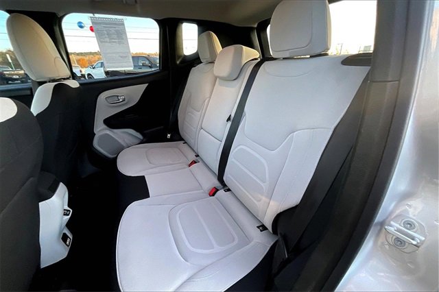 Used 2019 Jeep Renegade Latitude w/ Popular Equipment Group image 27