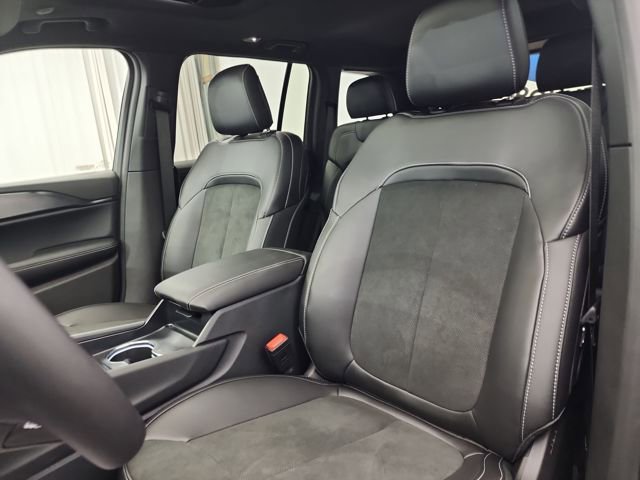 New 2025 Jeep Grand Cherokee Altitude image 32