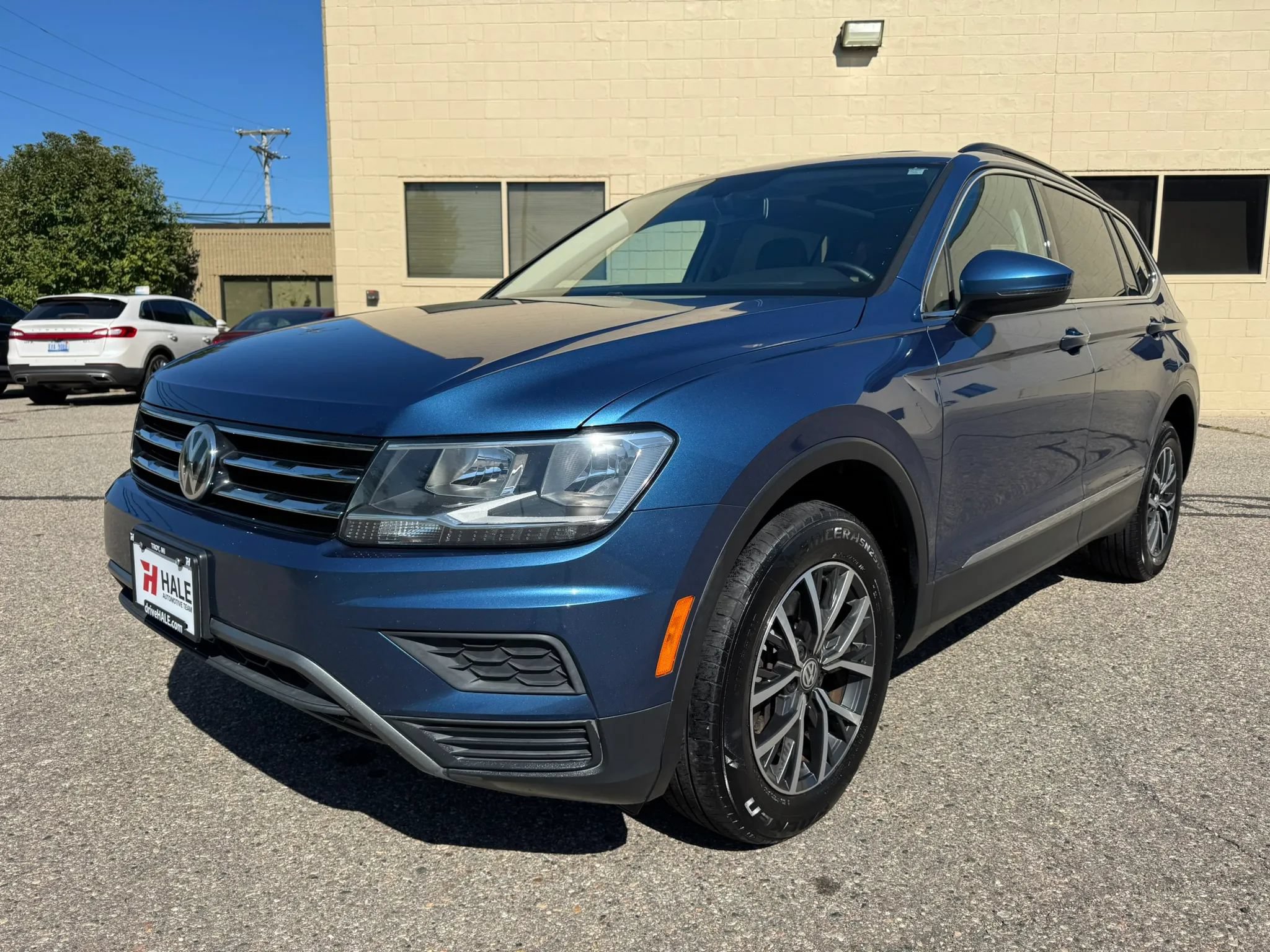 Used 2018 Volkswagen Tiguan SE w/ Panoramic Sunroof Package AWD/4WD image 3