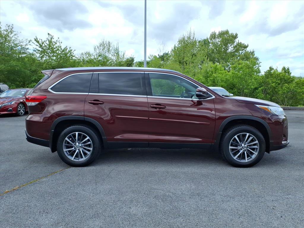 Used 2019 Toyota Highlander XLE AWD/4WD image 16