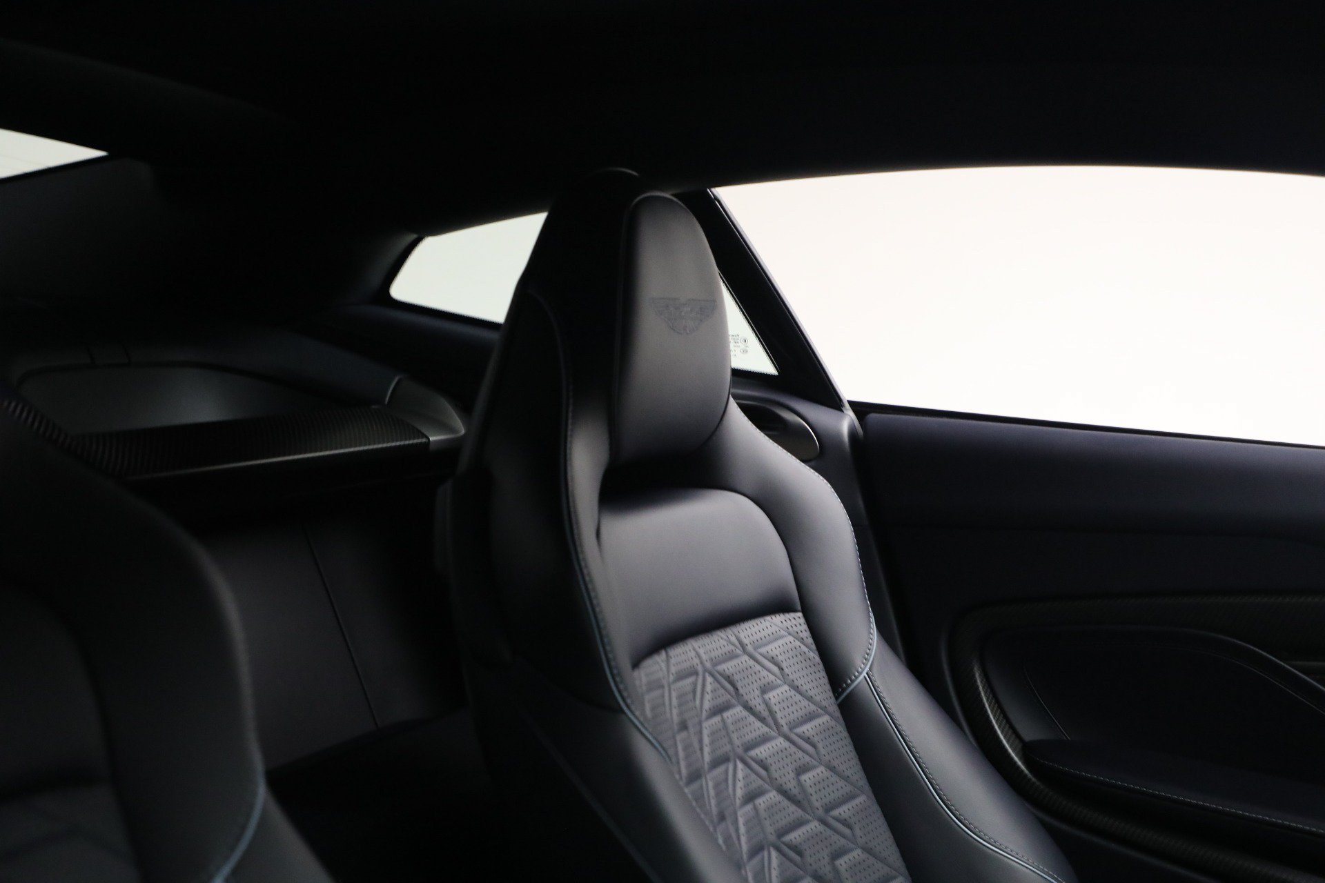 Used 2025 Aston Martin Vanquish RWD image 21