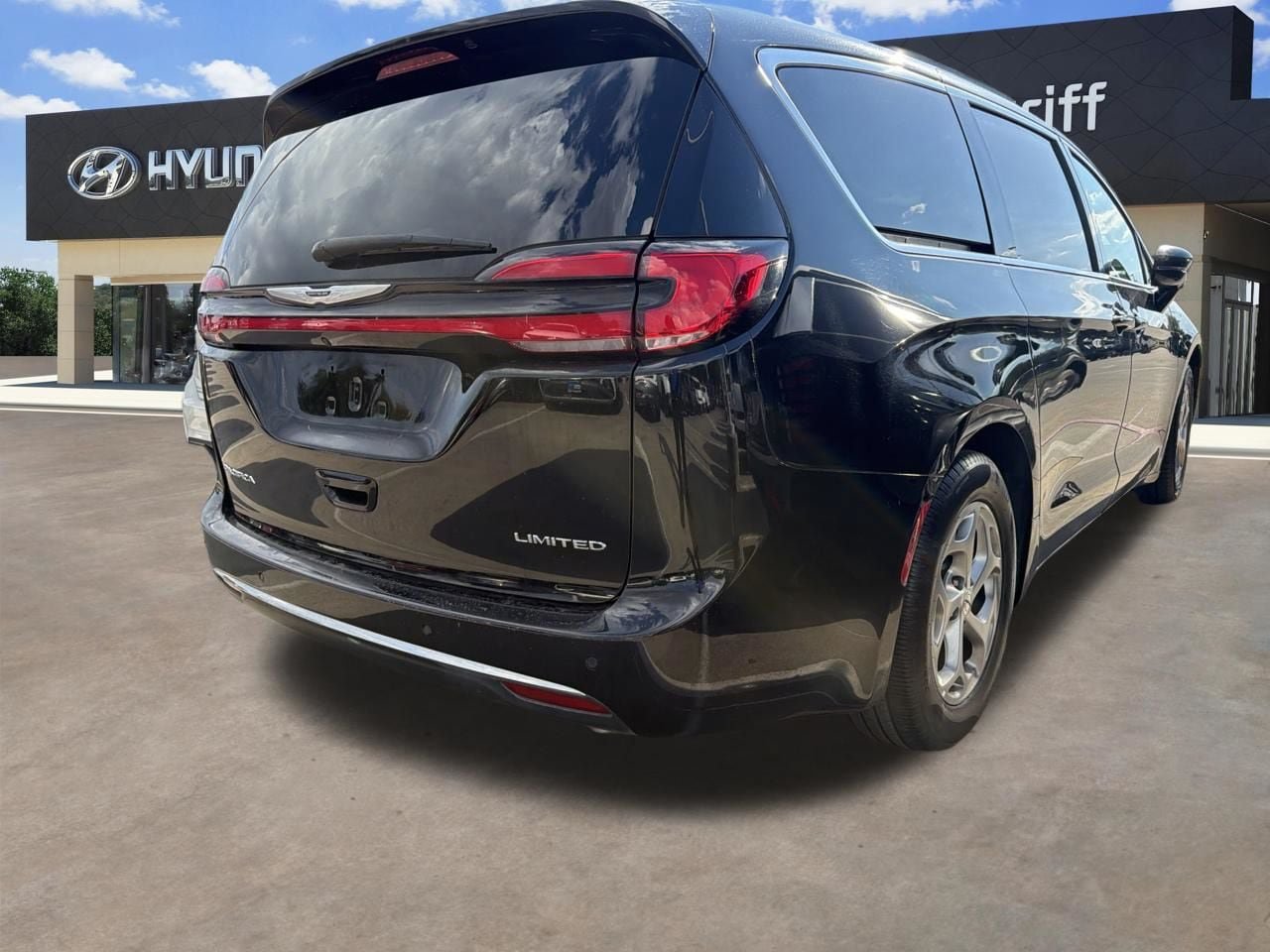 Used 2024 Chrysler Pacifica Limited FWD image 5