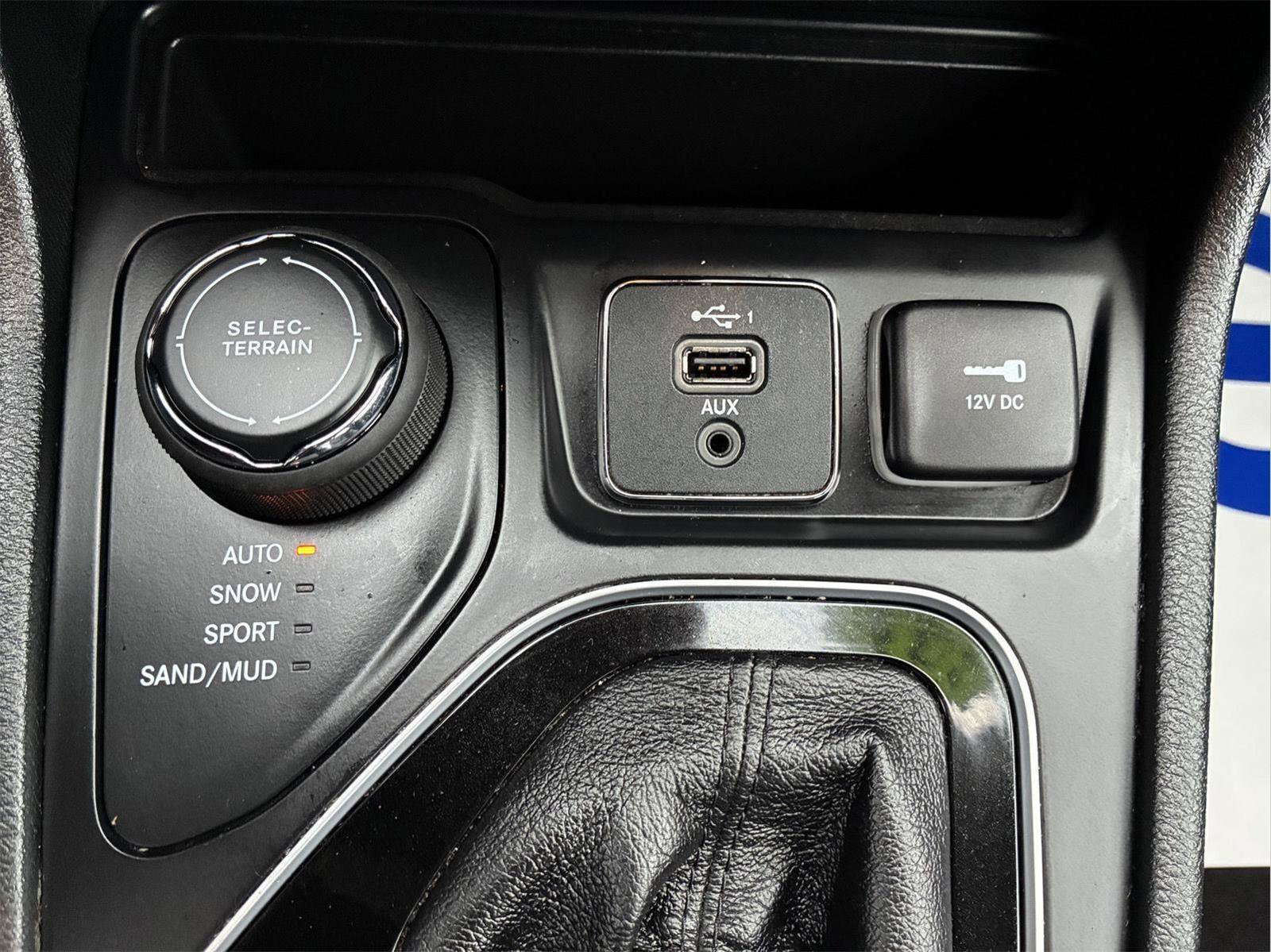 Used 2023 Jeep Cherokee Altitude Lux AWD/4WD image 32