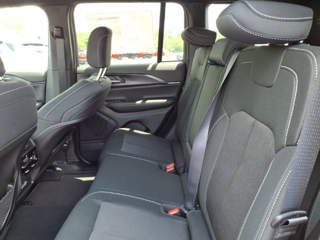 New 2026 Jeep Grand Cherokee Laredo w/ MOPAR Finishing Package AWD/4WD image 7
