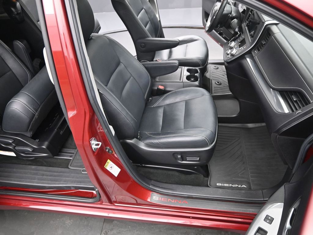 Used 2015 Toyota Sienna SE image 22