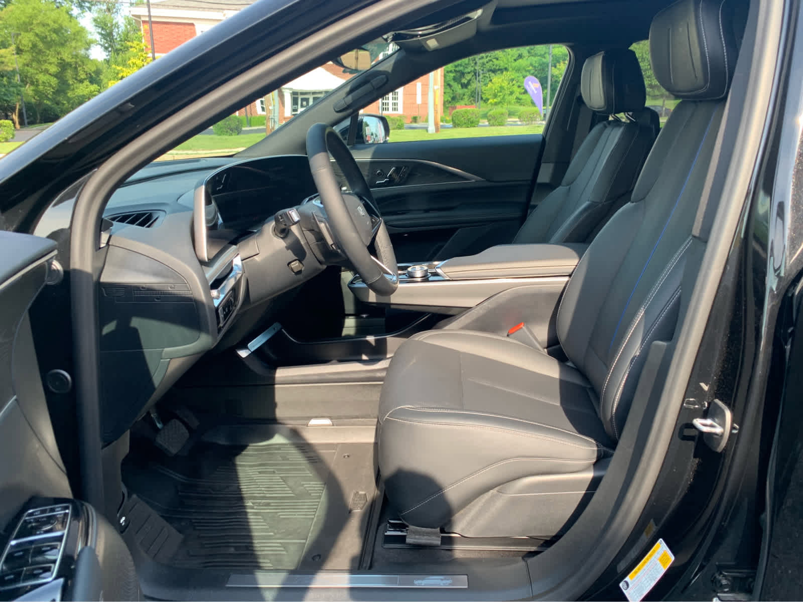 Used 2024 Cadillac Lyriq Luxury w/ LPO, Floor Liner Package AWD/4WD image 11