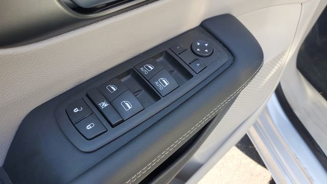 Certified 2023 Chrysler Pacifica Touring-L FWD image 7