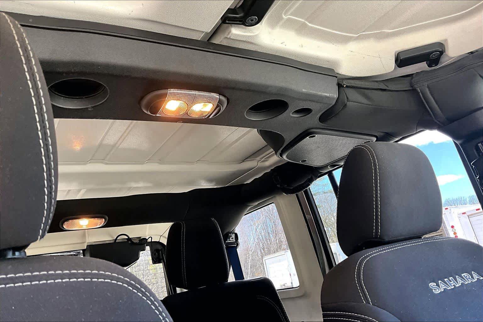 Used 2018 Jeep Wrangler Unlimited Sahara w/ Connectivity Group AWD/4WD image 14