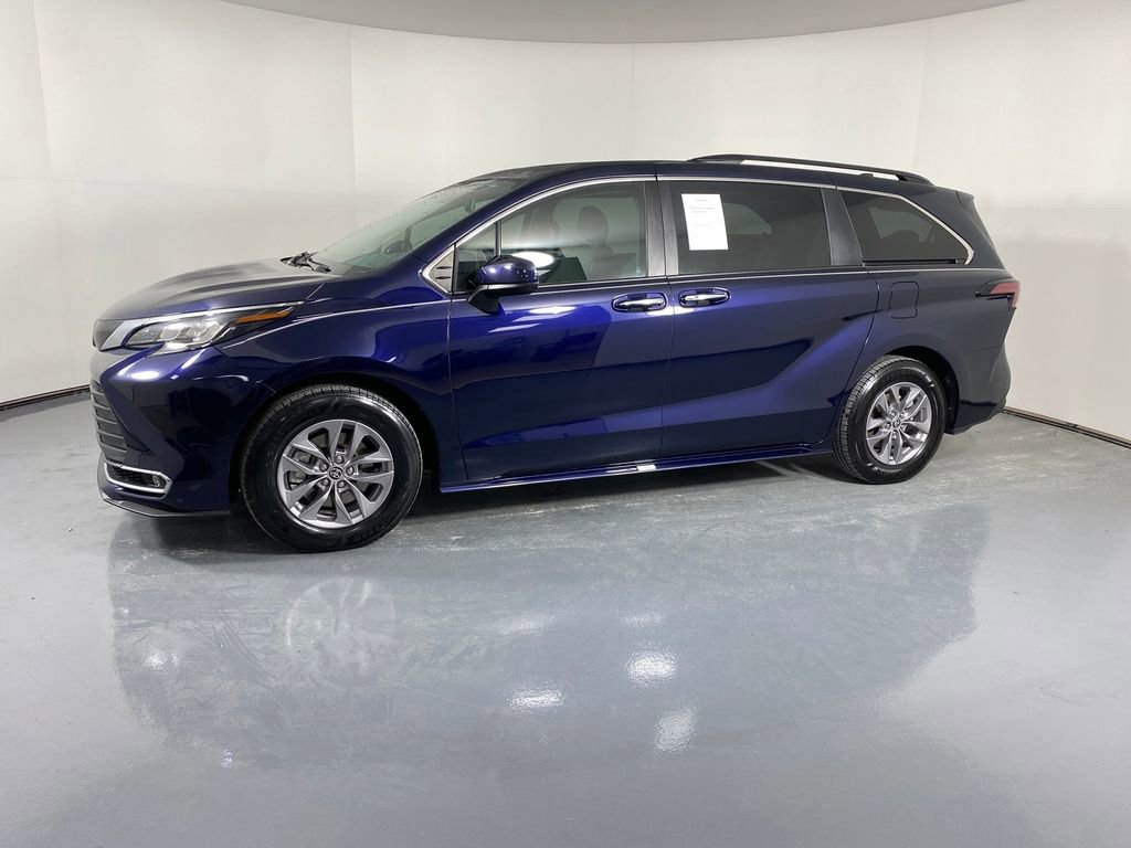 Certified 2022 Toyota Sienna XLE image 3