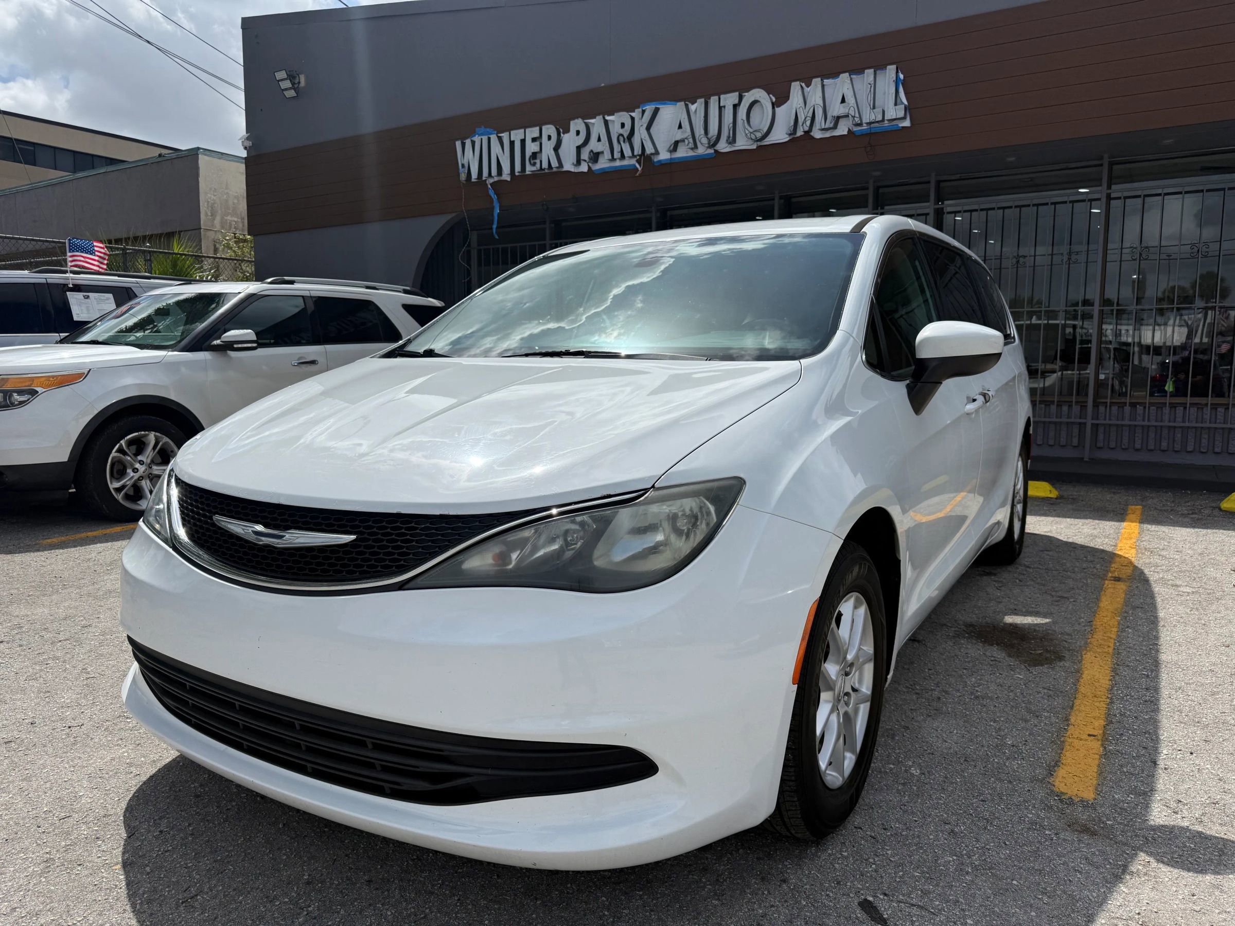Used 2017 Chrysler Pacifica Touring FWD image 1
