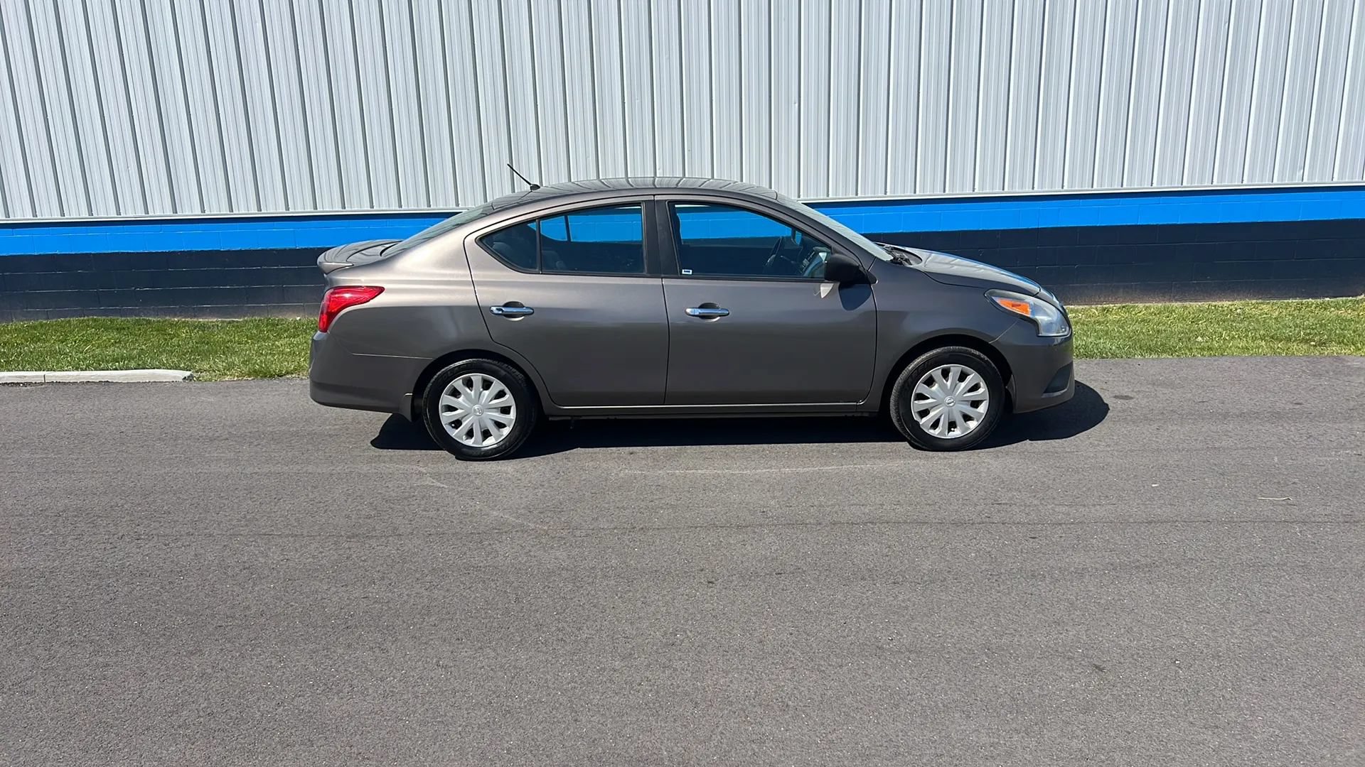 Used 2016 Nissan Versa SV FWD image 4