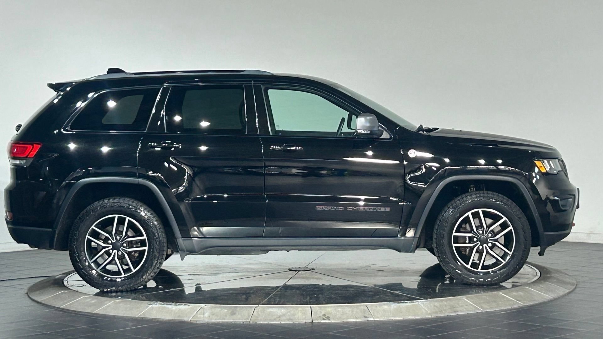 Used 2019 Jeep Grand Cherokee Trailhawk AWD/4WD image 11