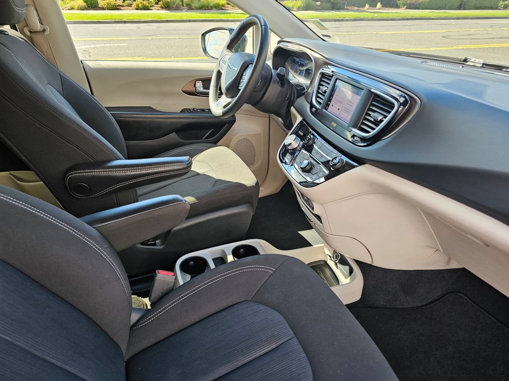 Used 2022 Chrysler Voyager LX FWD image 13