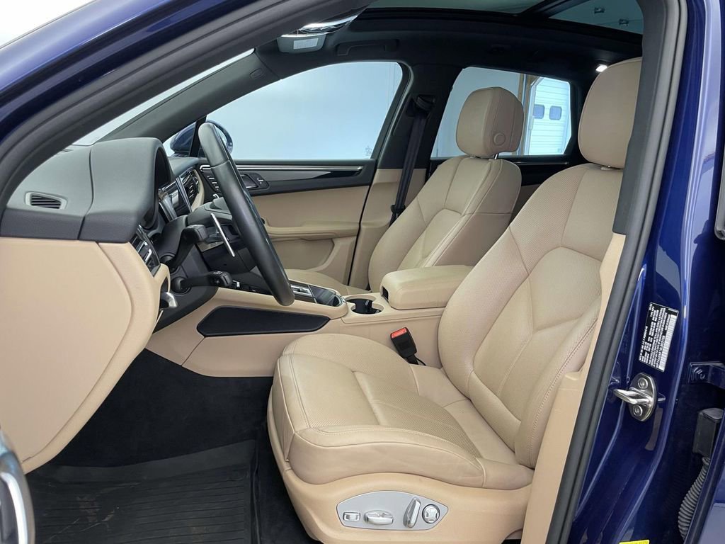 Certified 2025 Porsche Macan image 5