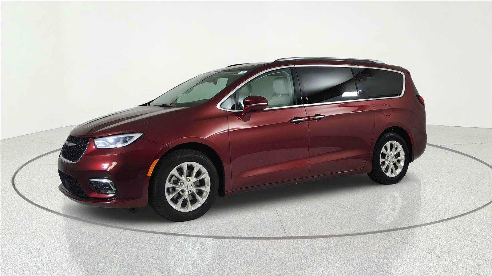 Used 2021 Chrysler Pacifica Touring-L w/ Uconnect Theater Family Group FWD image 2