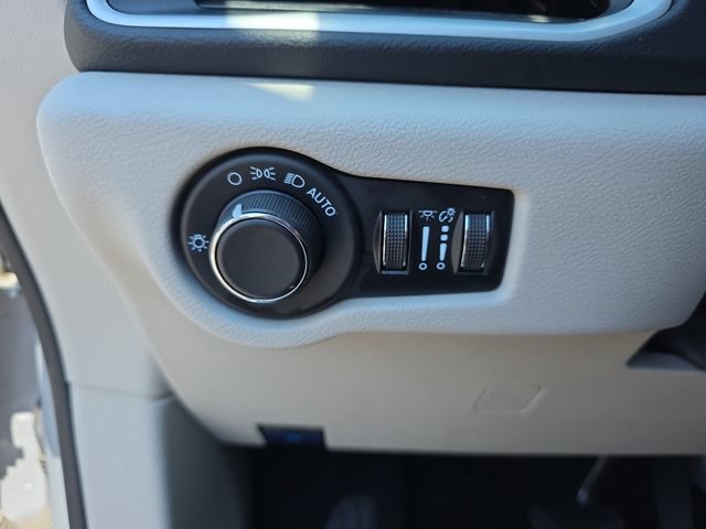 Used 2023 Chrysler Voyager LX FWD image 19