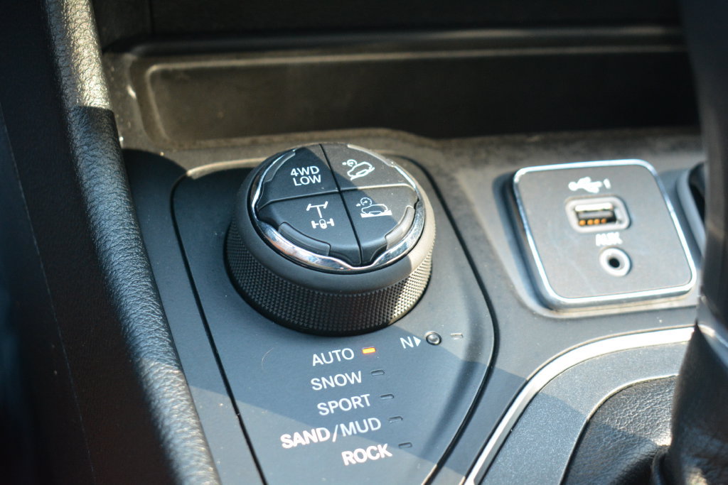 Used 2022 Jeep Cherokee Trailhawk AWD/4WD image 17