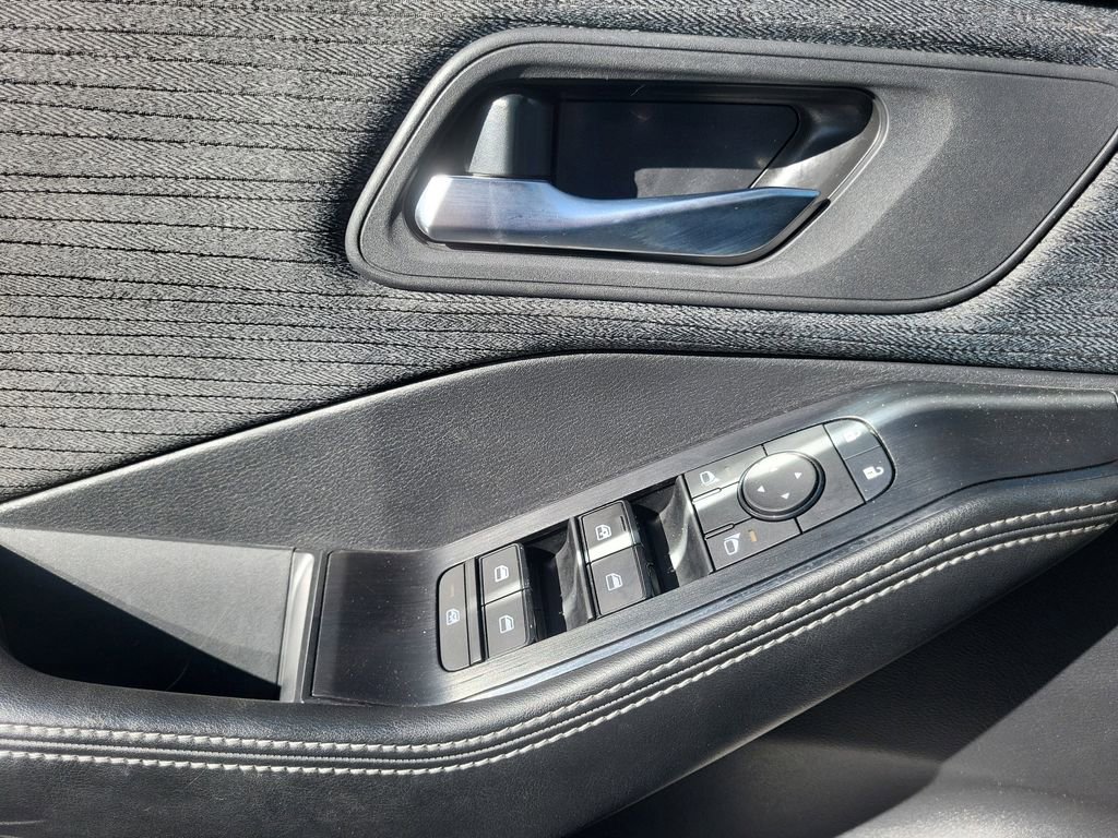 Used 2023 Nissan Rogue SV image 16