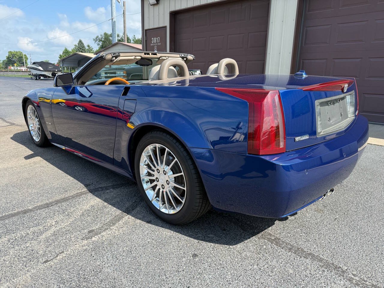 Used 2005 Cadillac XLR RWD image 3
